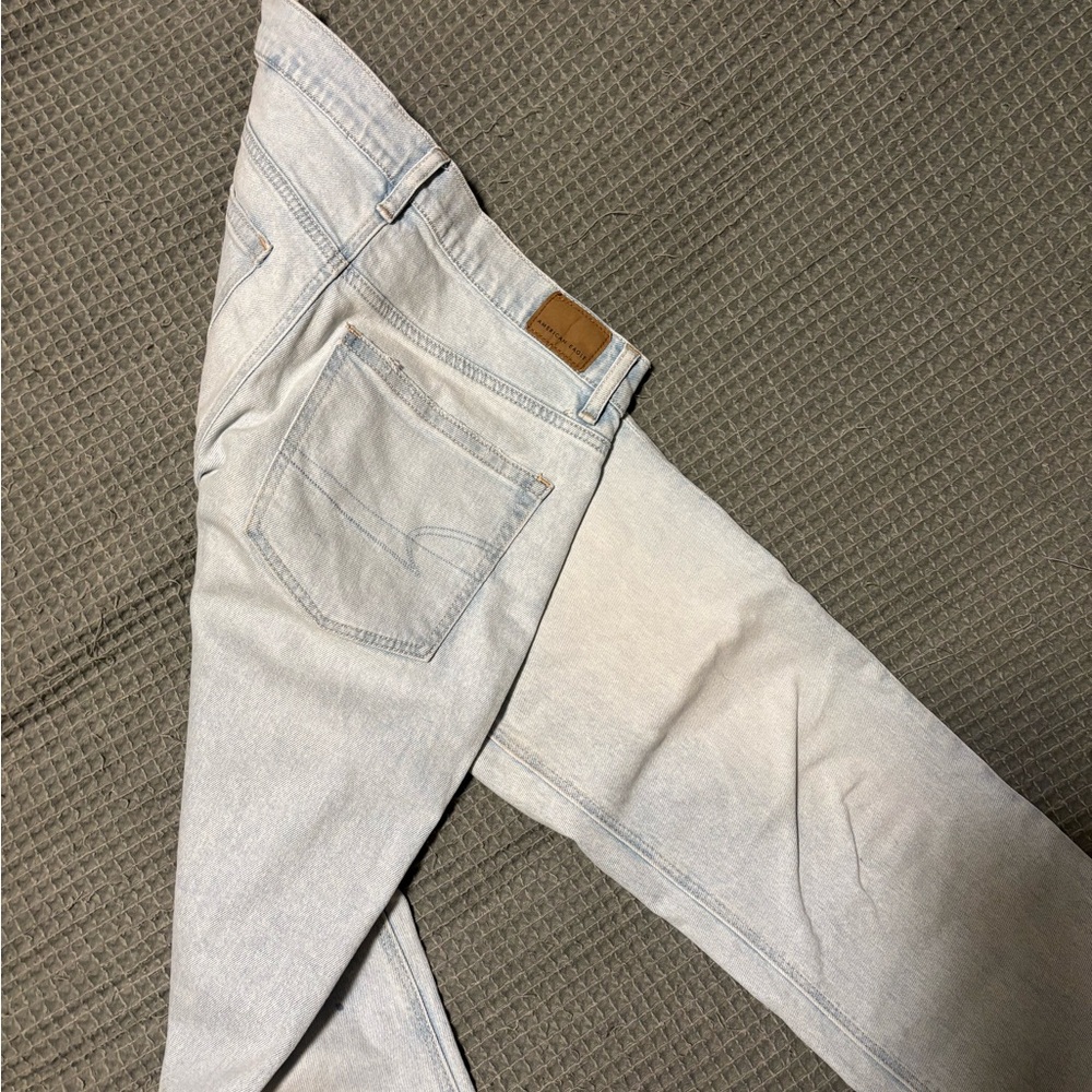 American Eagle Outfitters Light Wash Women’s Straight Jeans - Picture 2 of 3